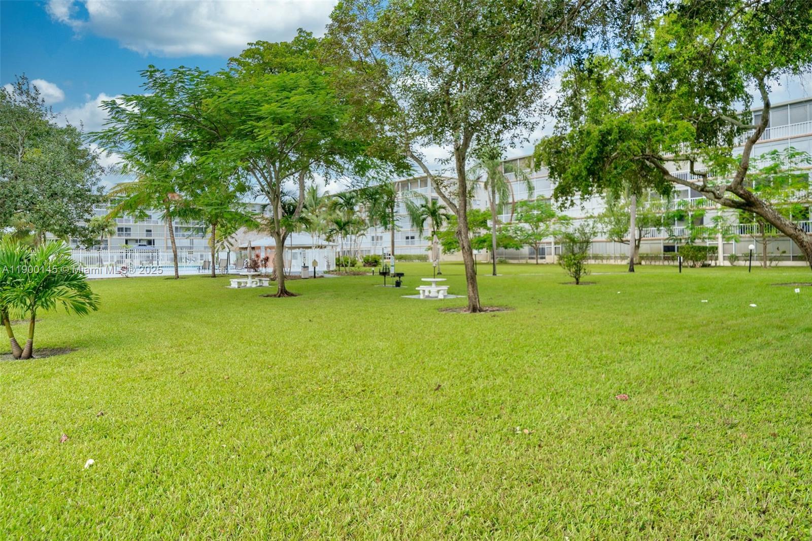 HILLCREST COUNTRY CLUB NO - Residential Lease