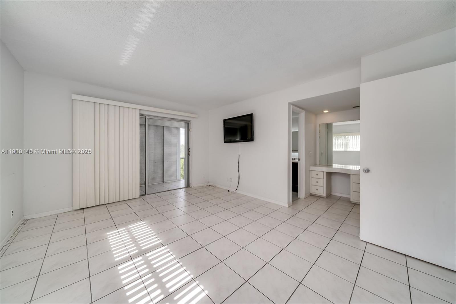 HILLCREST COUNTRY CLUB NO - Residential Lease
