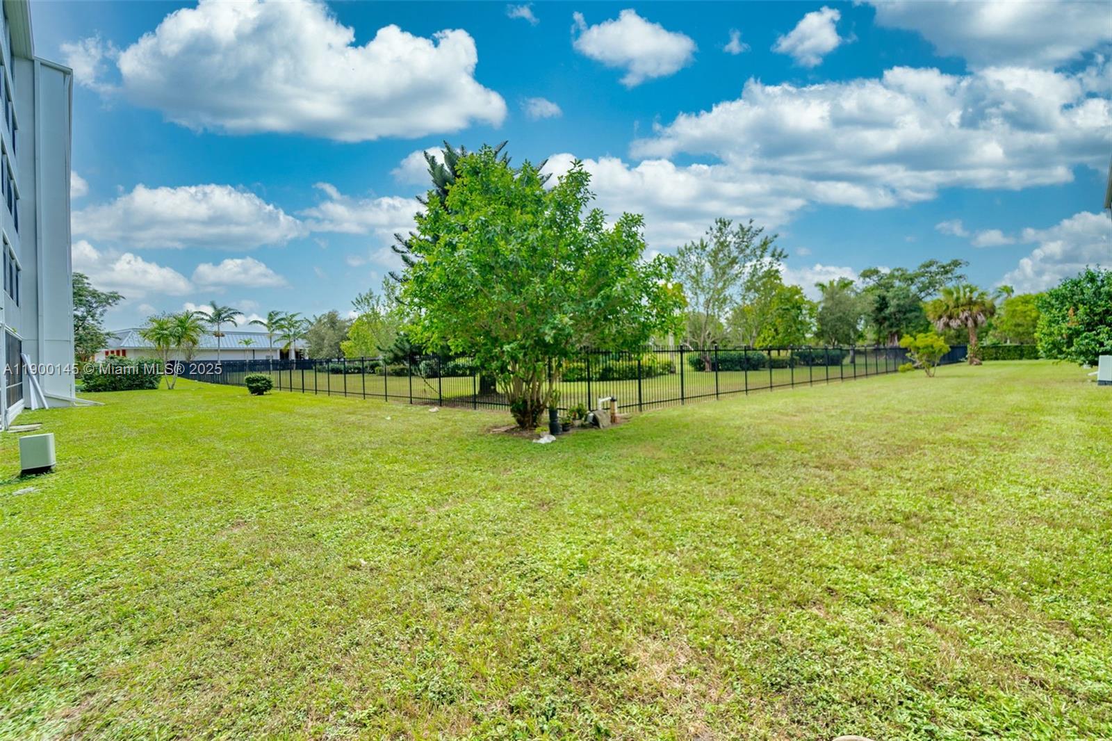 HILLCREST COUNTRY CLUB NO - Residential Lease