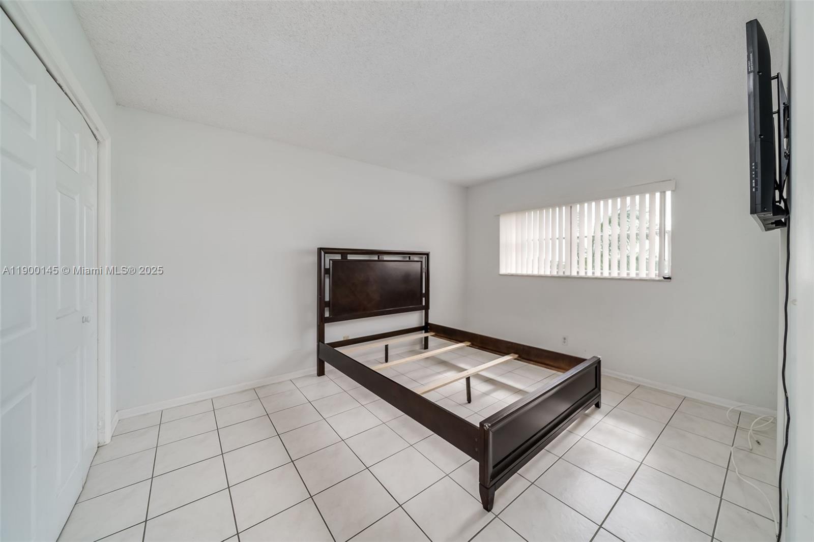 HILLCREST COUNTRY CLUB NO - Residential Lease