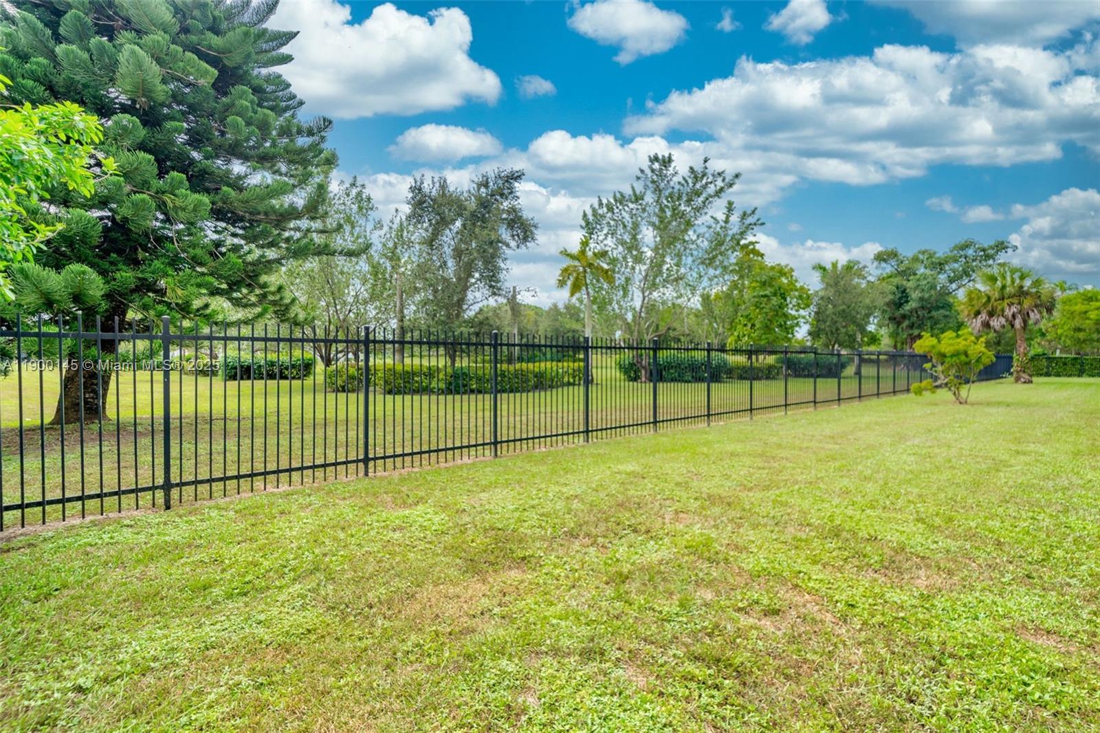 HILLCREST COUNTRY CLUB NO - Residential Lease