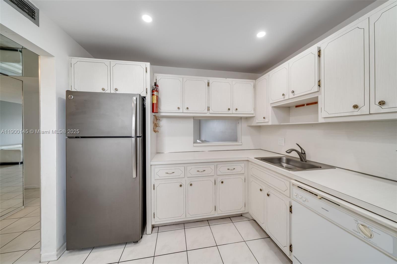HILLCREST COUNTRY CLUB NO - Residential Lease
