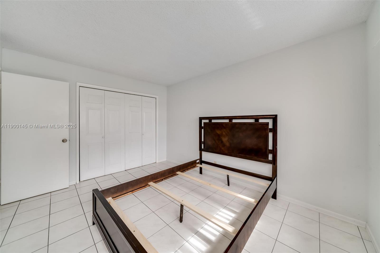 HILLCREST COUNTRY CLUB NO - Residential Lease