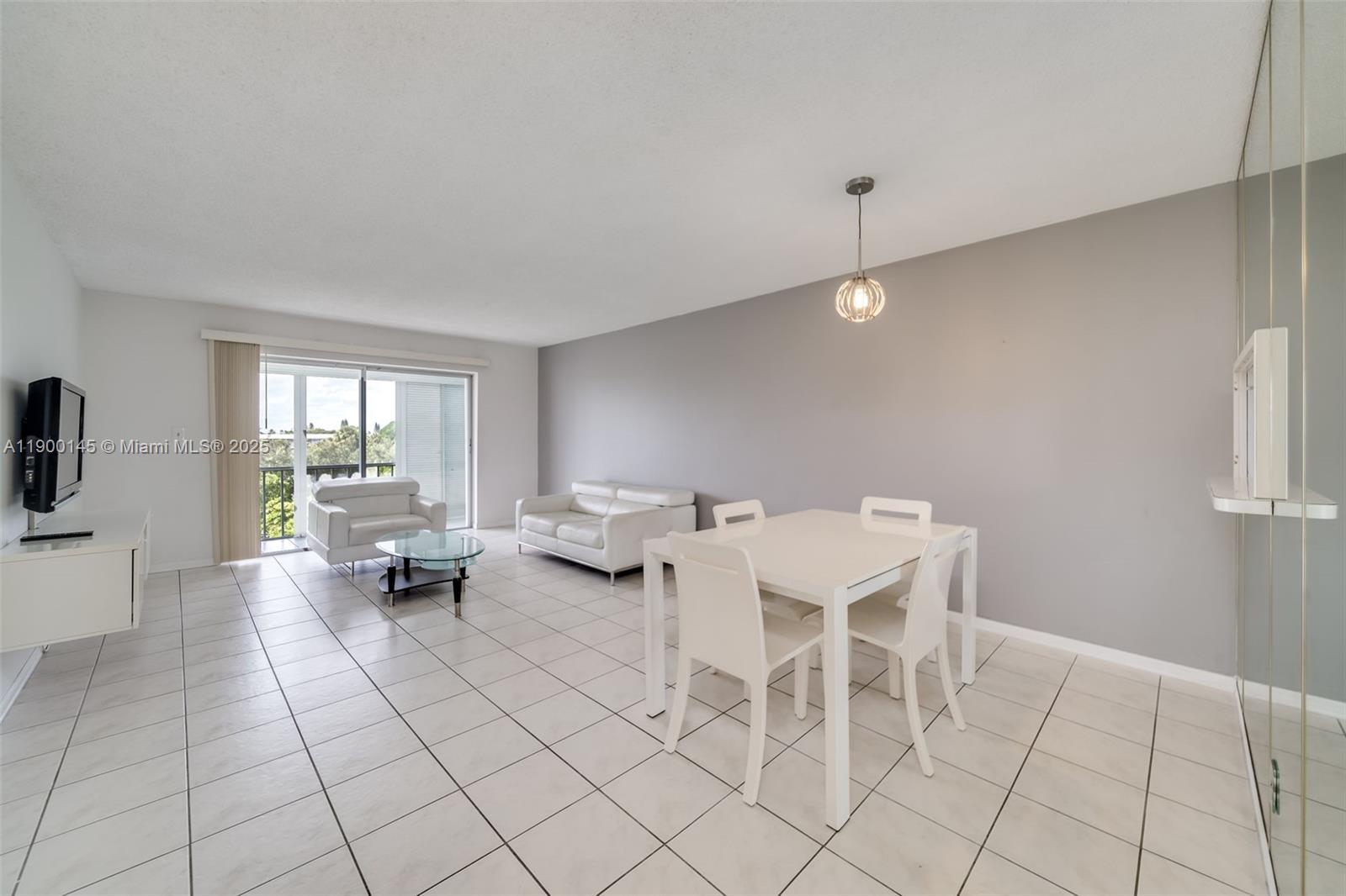 HILLCREST COUNTRY CLUB NO - Residential Lease