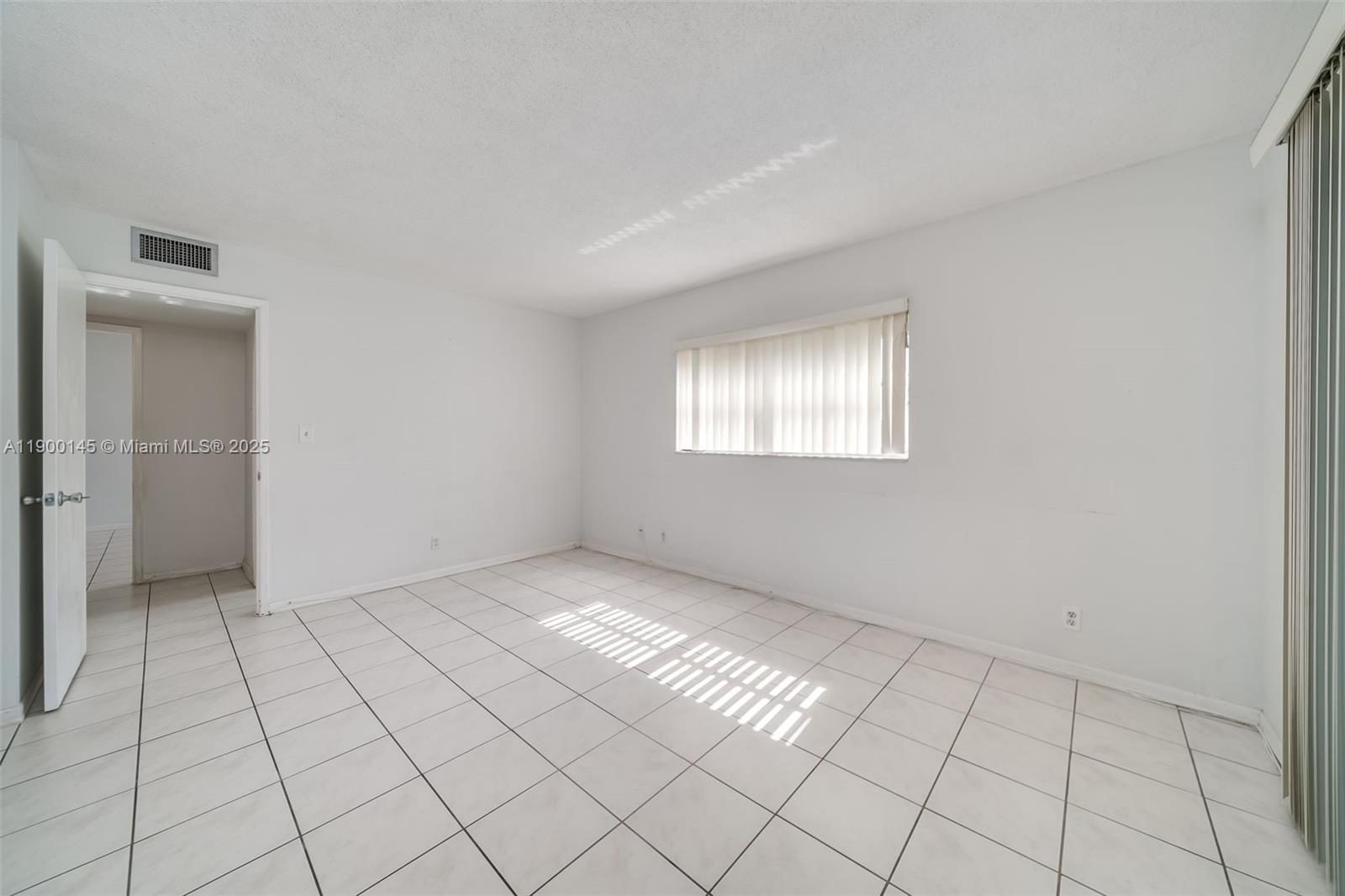 HILLCREST COUNTRY CLUB NO - Residential Lease