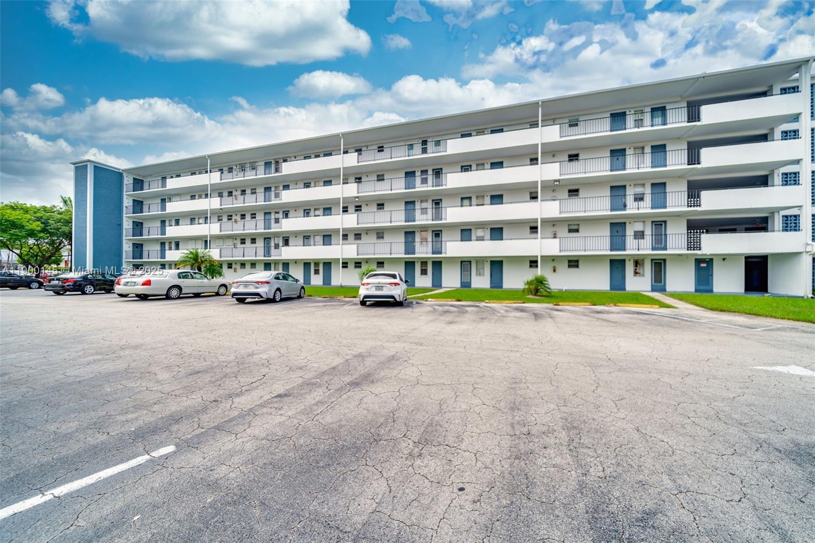 HILLCREST COUNTRY CLUB NO - Residential Lease