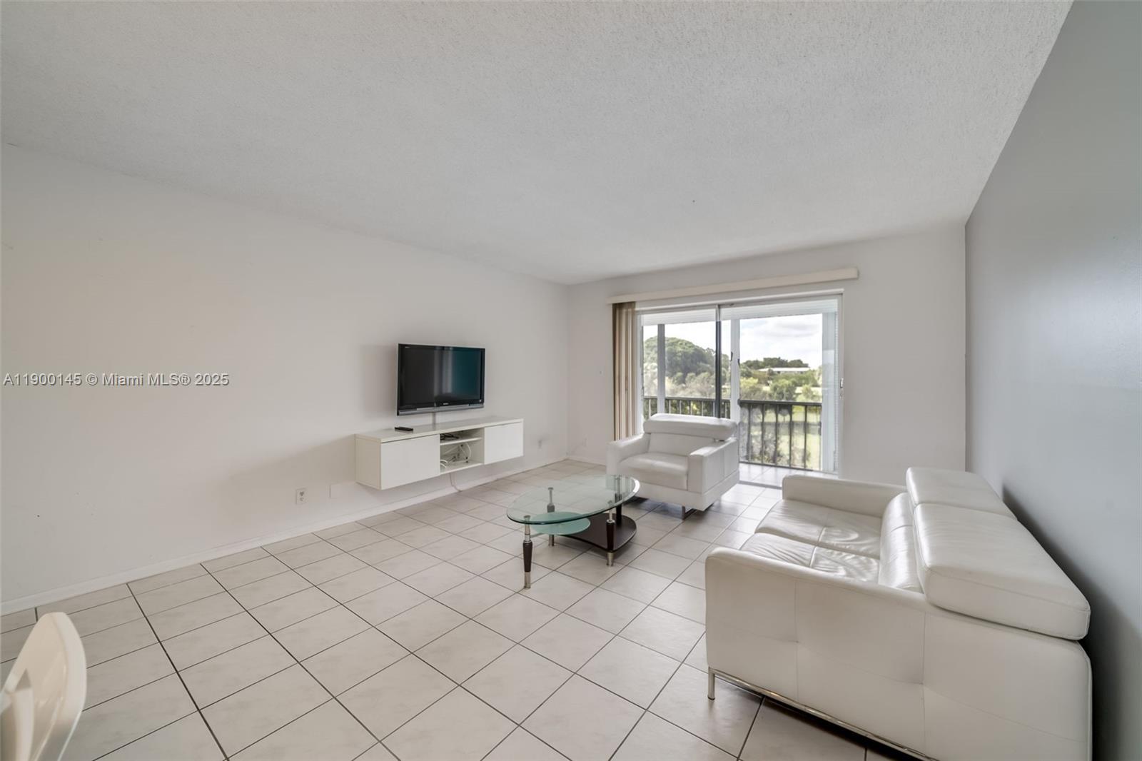 HILLCREST COUNTRY CLUB NO - Residential Lease