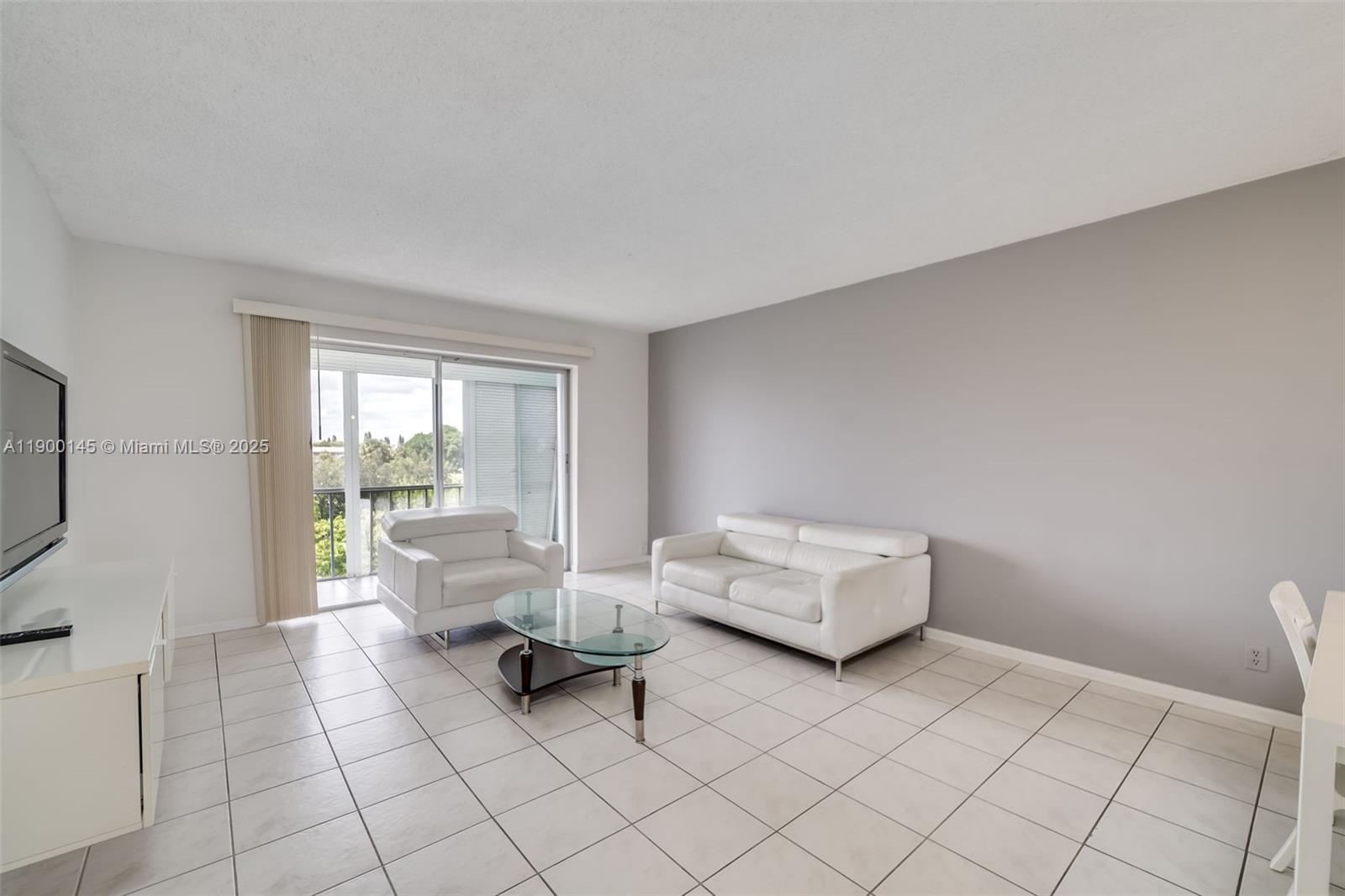 HILLCREST COUNTRY CLUB NO - Residential Lease