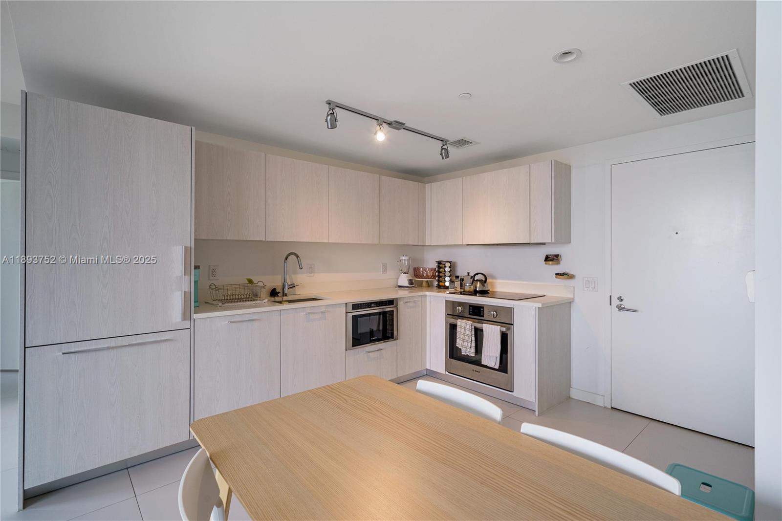 PARAISO BAYVIEWS CONDO - Residential Lease