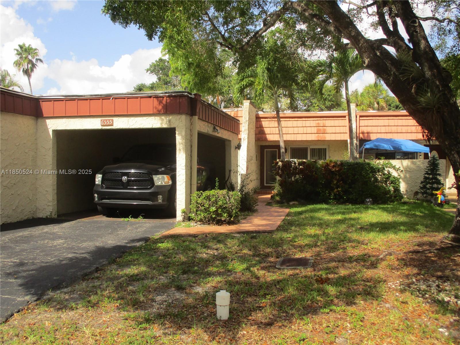 ****SELLING AS IS. NEEDS RENOVATION**** BASIC UNIT APPEARS OK. INTERIOR NEEDS TO
BE TOTALLY RENOVATED. PRICED WITH RENOVATION IN MIND.