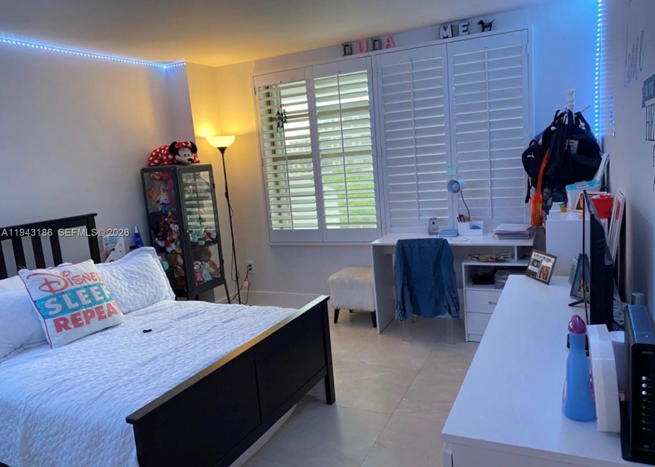 COMMODORE CLUB WEST CONDO - Residential