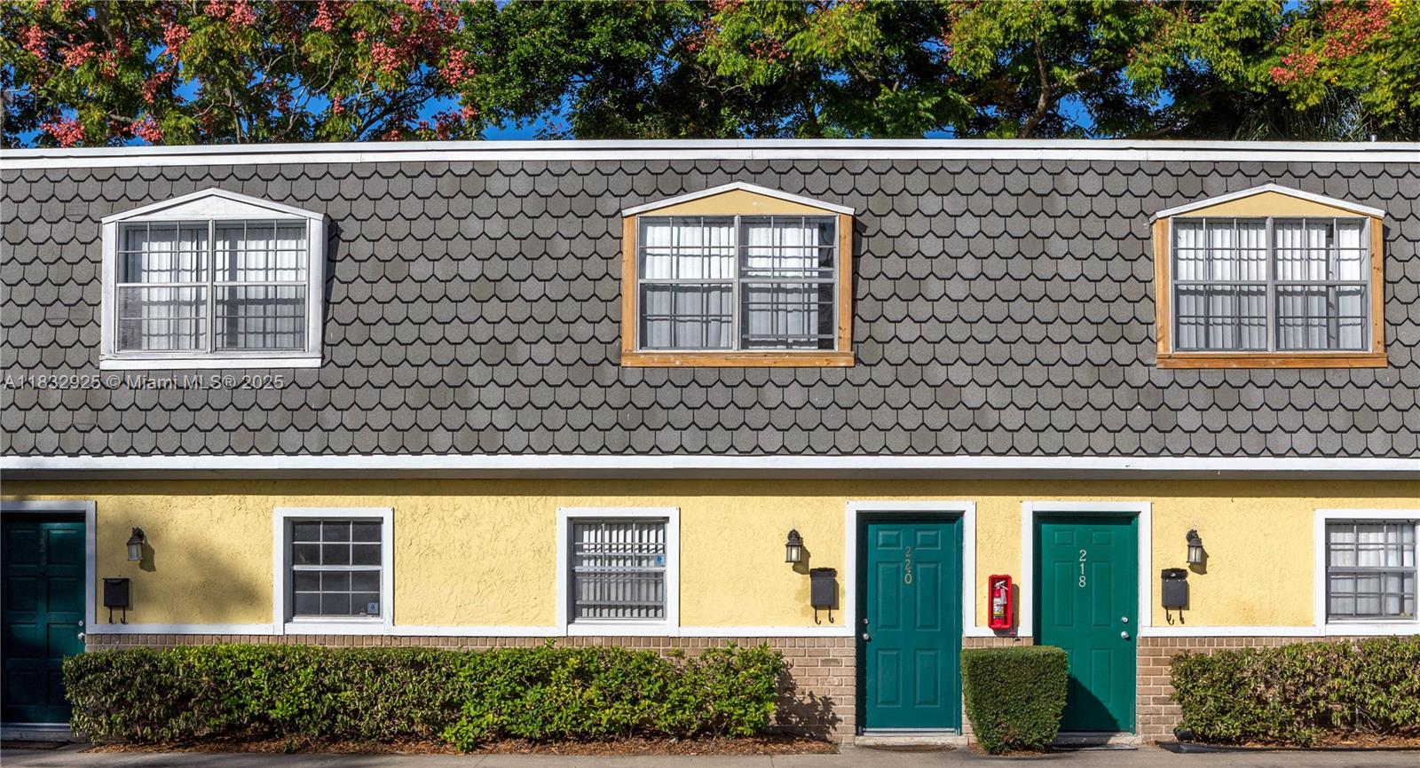 Discover the charm of this spacious townhome, boasting a classic, inviting atmosphere right in the heart of a vibrant neighborhood. Located just a few blocks from Antique Row off Orange Avenue, and minutes from the Edge-water entertainment district and downtown Orlando with easy access to I-4 & 408. Enjoy the refreshing pool and laundry facilities.