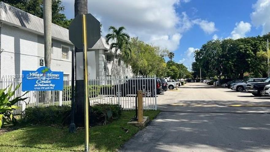 In a very Nice area, Palmetto Bay:  2Bed/ 1 Bath. in very Good condition and ready to move in. 
Complex offer pool area, children play area, laundry facilities , doghouse, gated community and more. Walking distance to public transportations, shopping, restaurant areas, etc.
Ready to move in.
Very easy to show, property is in Lockbox .
Call Ana for more information.