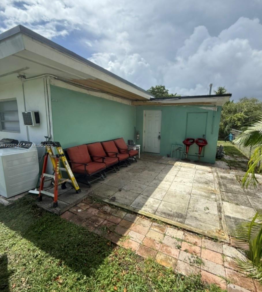 HOLLYWOOD LITTLE RANCHES - Residential
