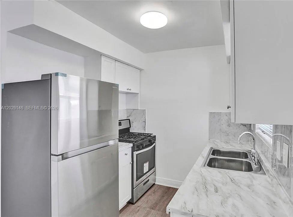 HOLLYWOOD LITTLE RANCHES - Residential
