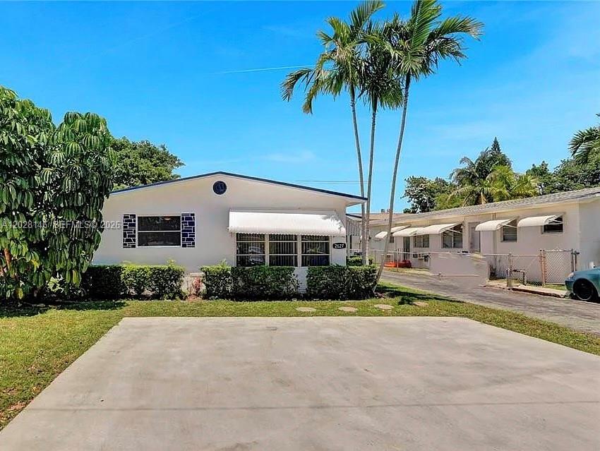 HOLLYWOOD LITTLE RANCHES - Residential
