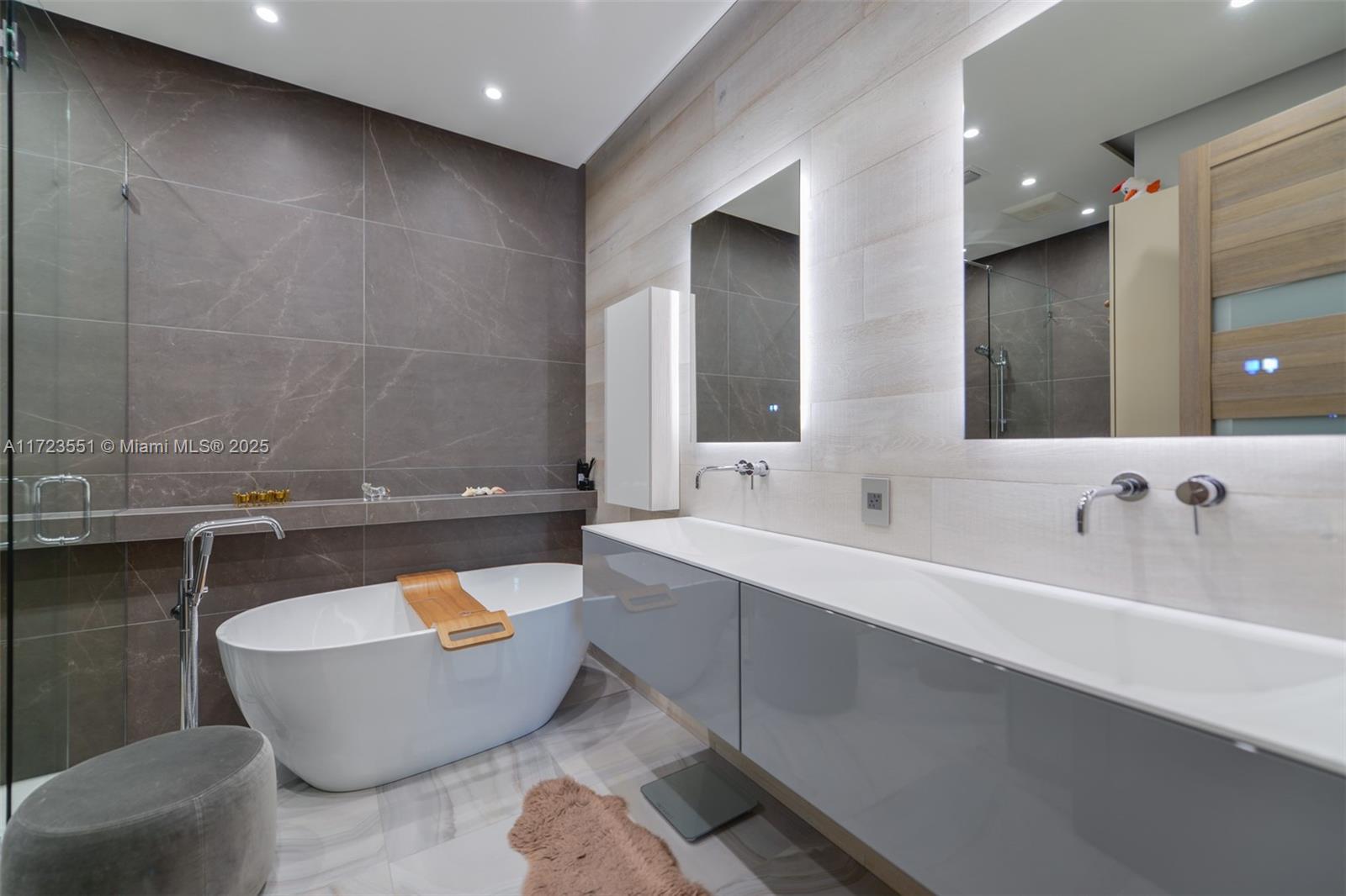 CHAMPION LAKES - Residential