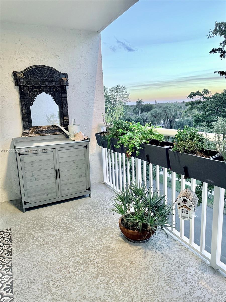 IMPERIAL POINT CONDO - Residential