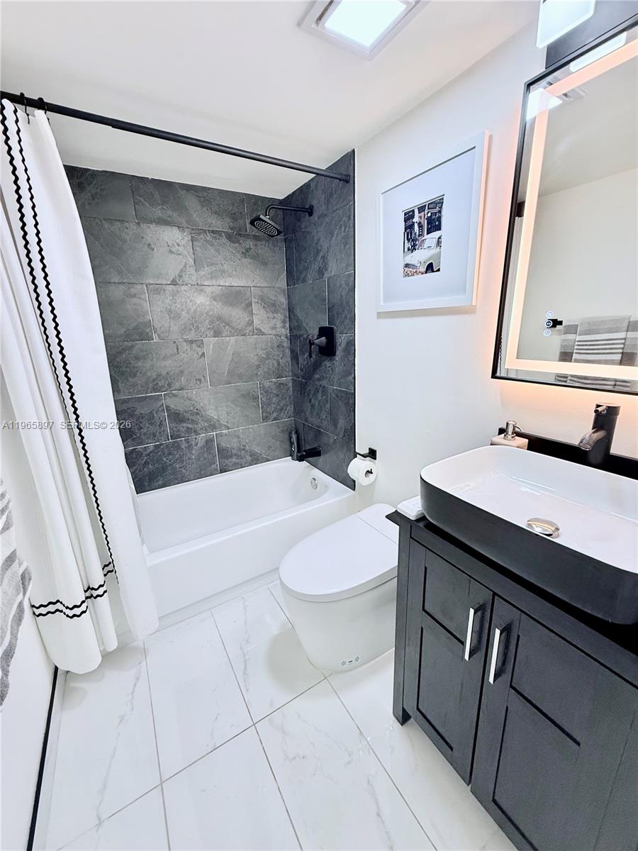 IMPERIAL POINT CONDO - Residential