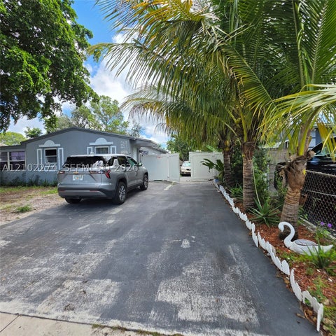 Photo of 1611 N 69th Way, Hollywood, FL 33024 (MLS # A12102274)