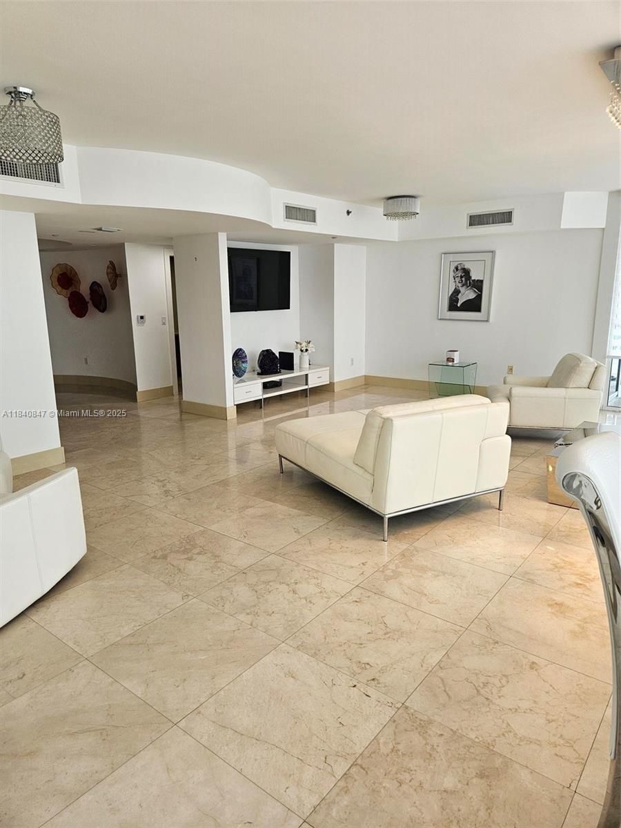 18911 Collins Ave 405