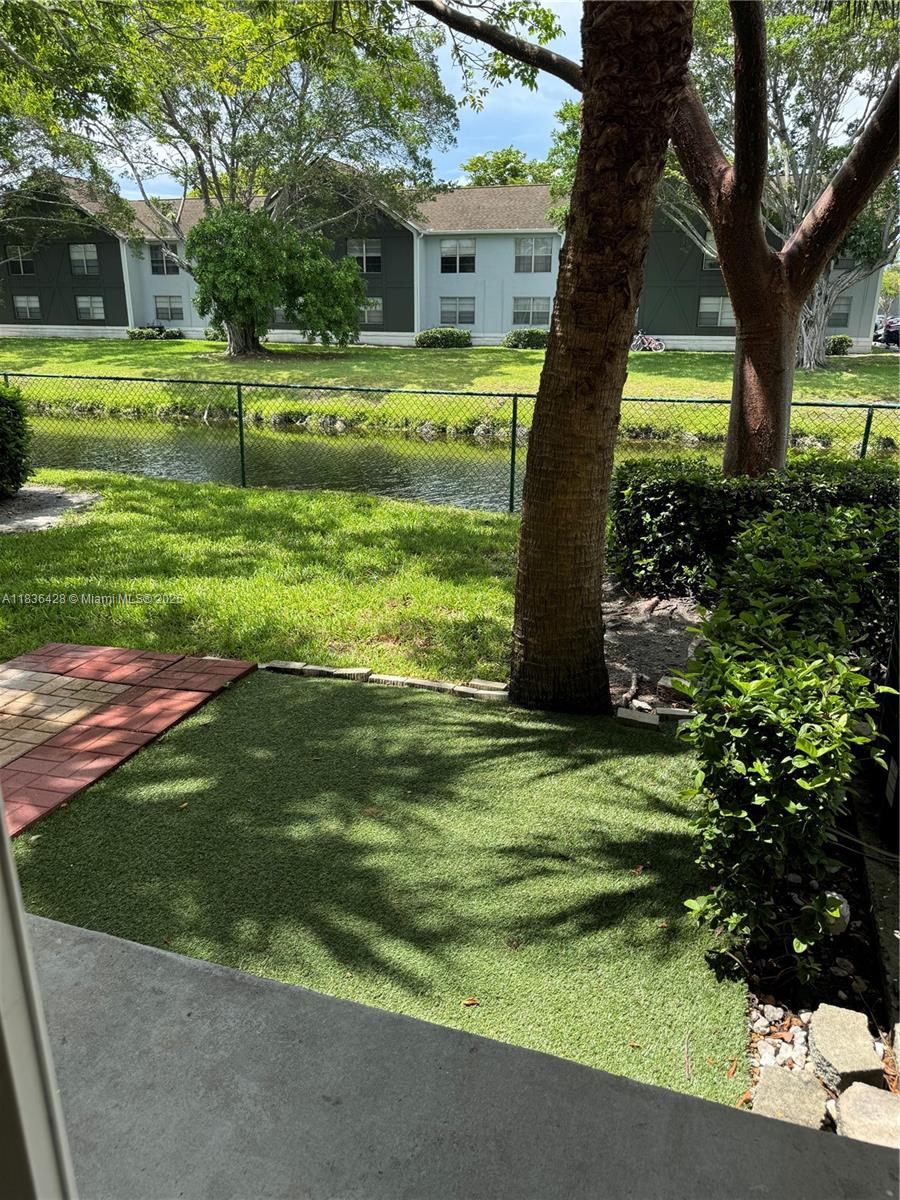 7900 NW 6th St 102, Pembroke Pines, FL, 33024/$315,000 3 7900 NW 6th St 102