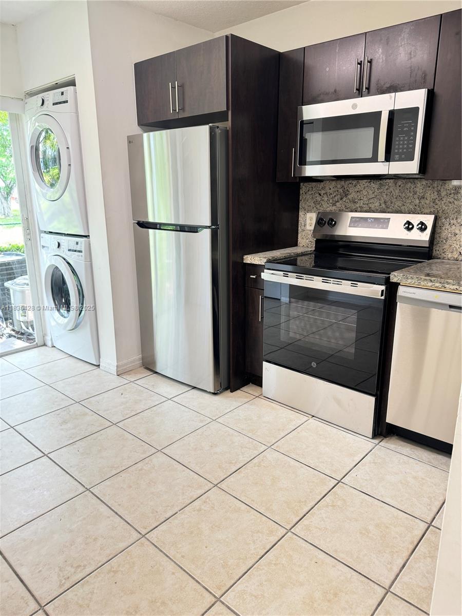 7900 NW 6th St 102, Pembroke Pines, FL, 33024/$315,000 2 7900 NW 6th St 102