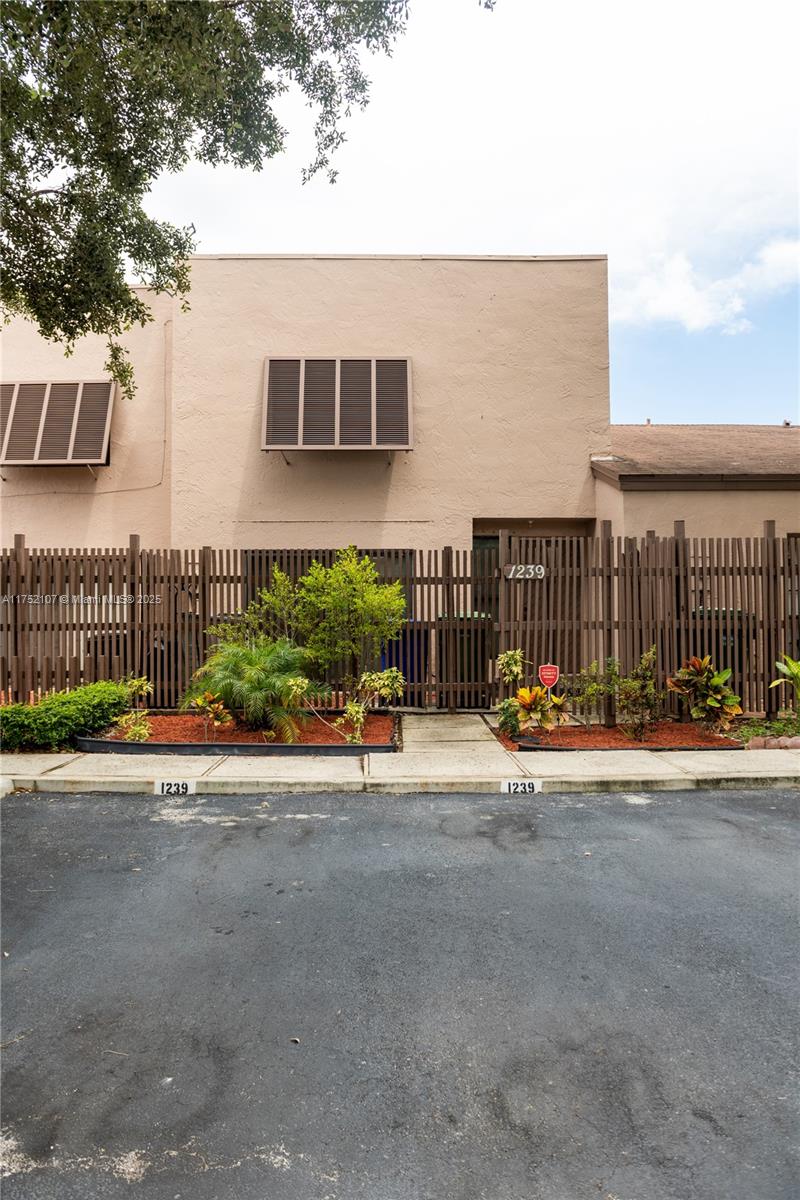 PEMBROKE LAKES SECTION SE - Residential