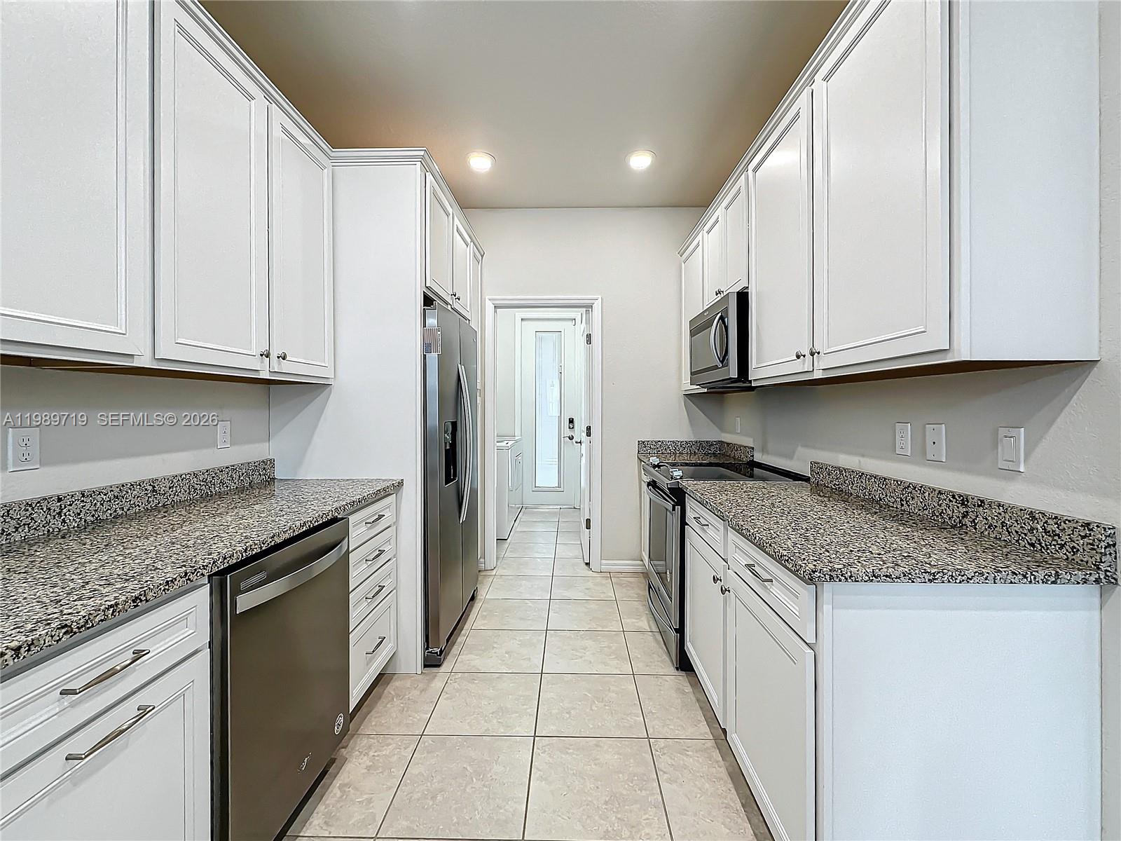 HILLCREST COUNTRY CLUB SO - Residential Lease