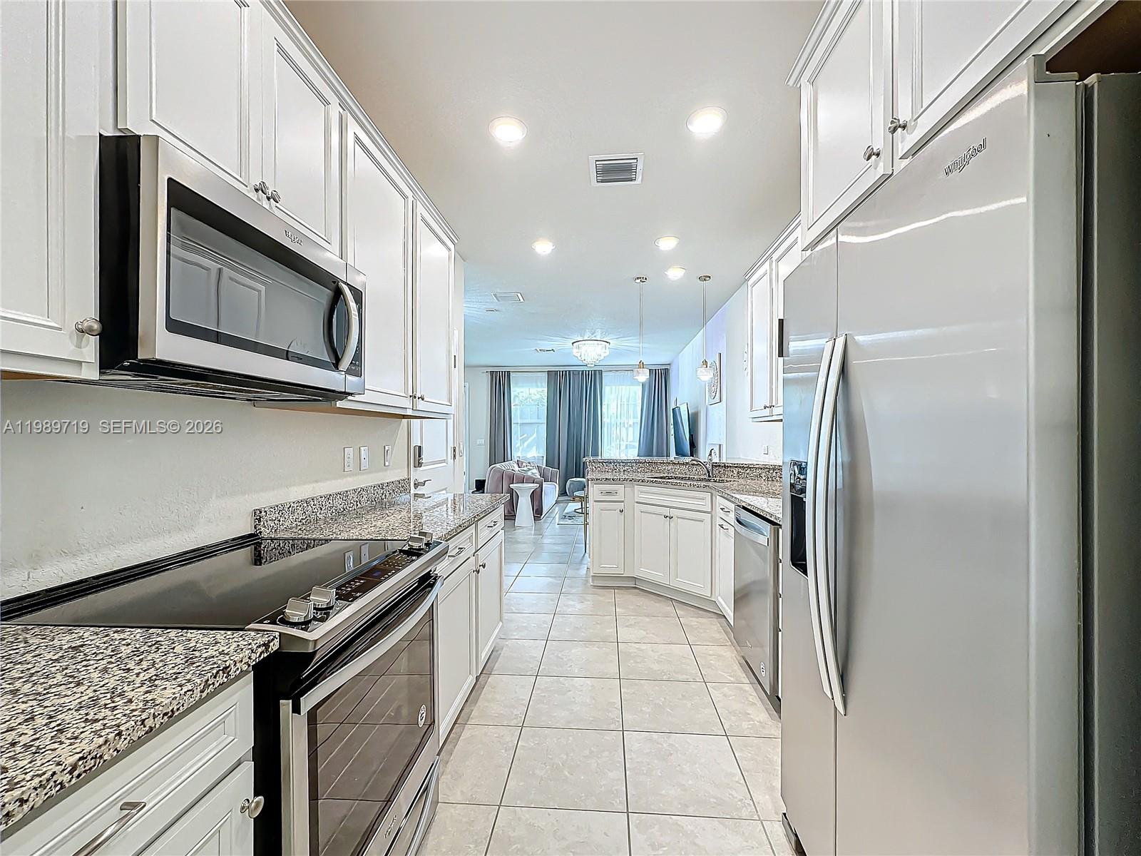 HILLCREST COUNTRY CLUB SO - Residential Lease