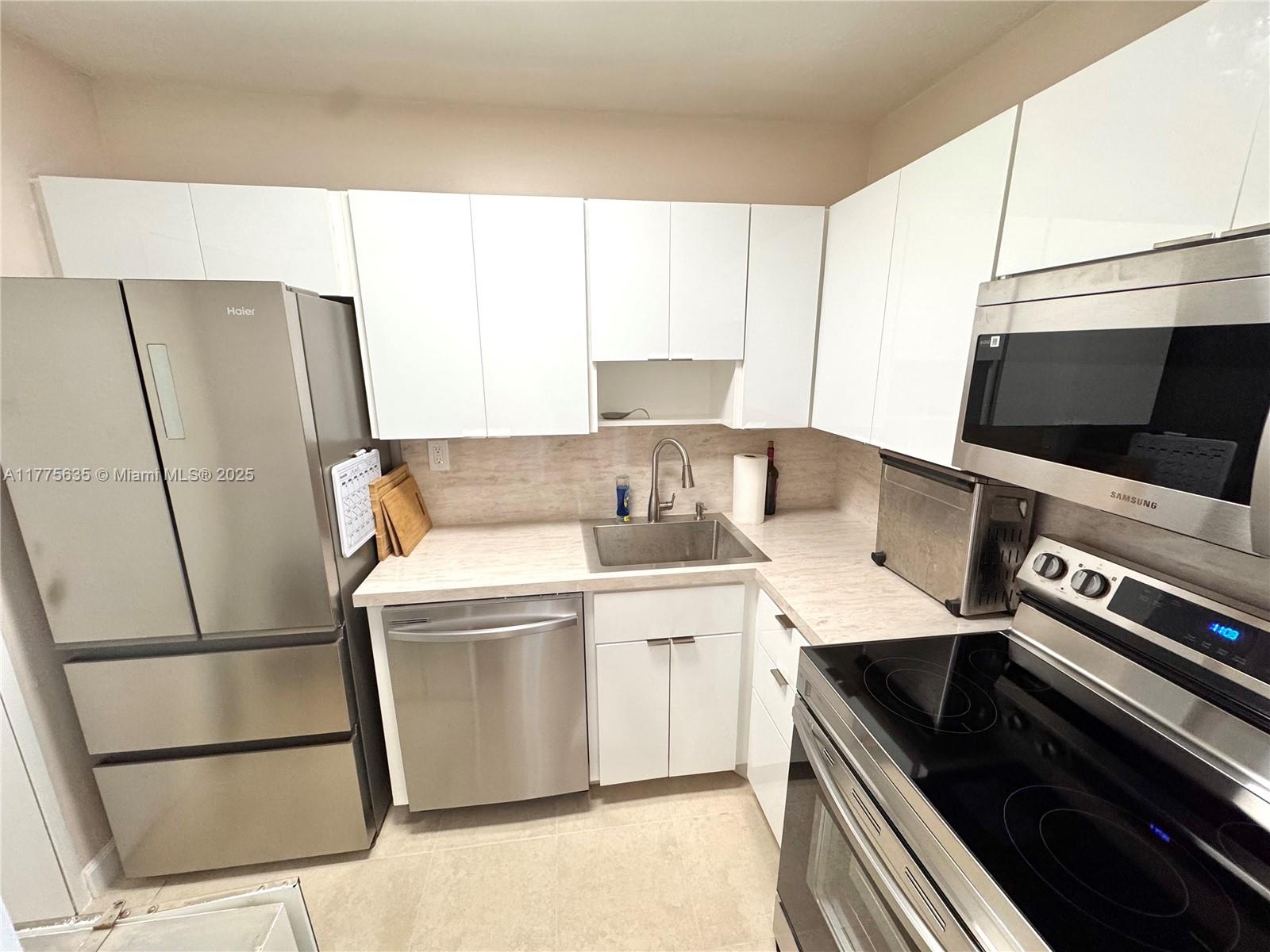 2899 Collins Ave 550