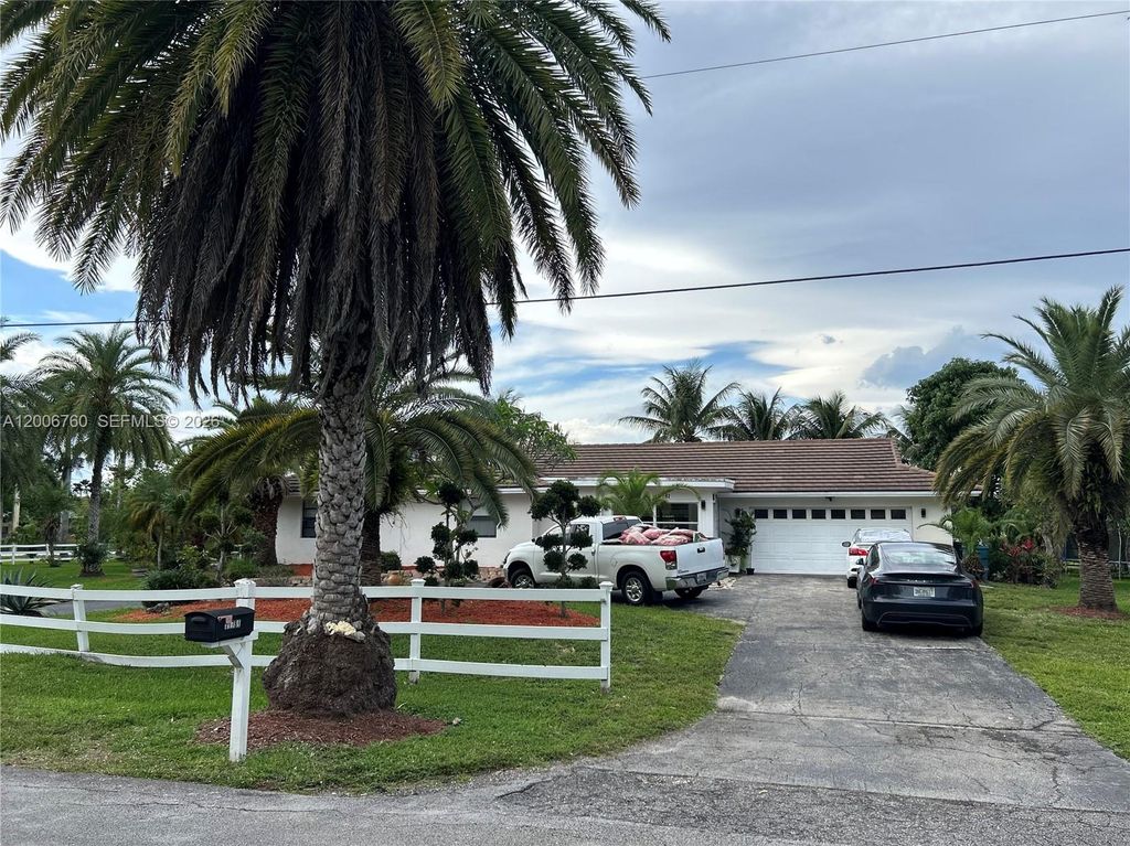 Photo of 11781 NW 14th St, Plantation, FL 33323 (MLS # A12006760)