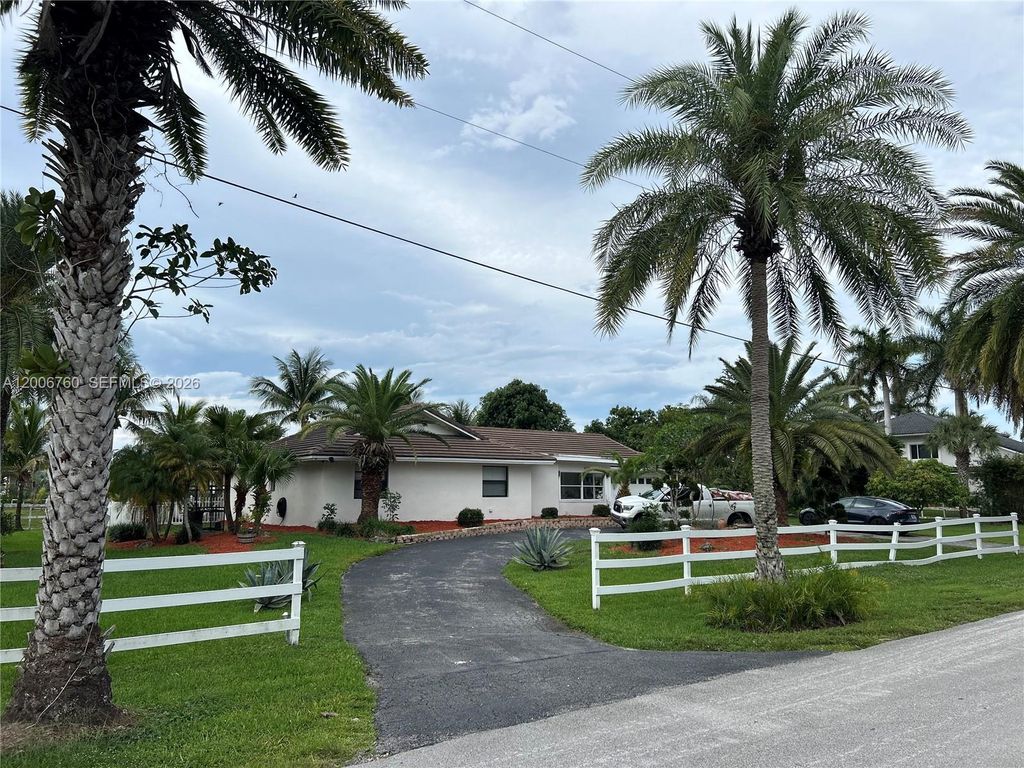 Photo of 11781 NW 14th St, Plantation, FL 33323 (MLS # A12006760)