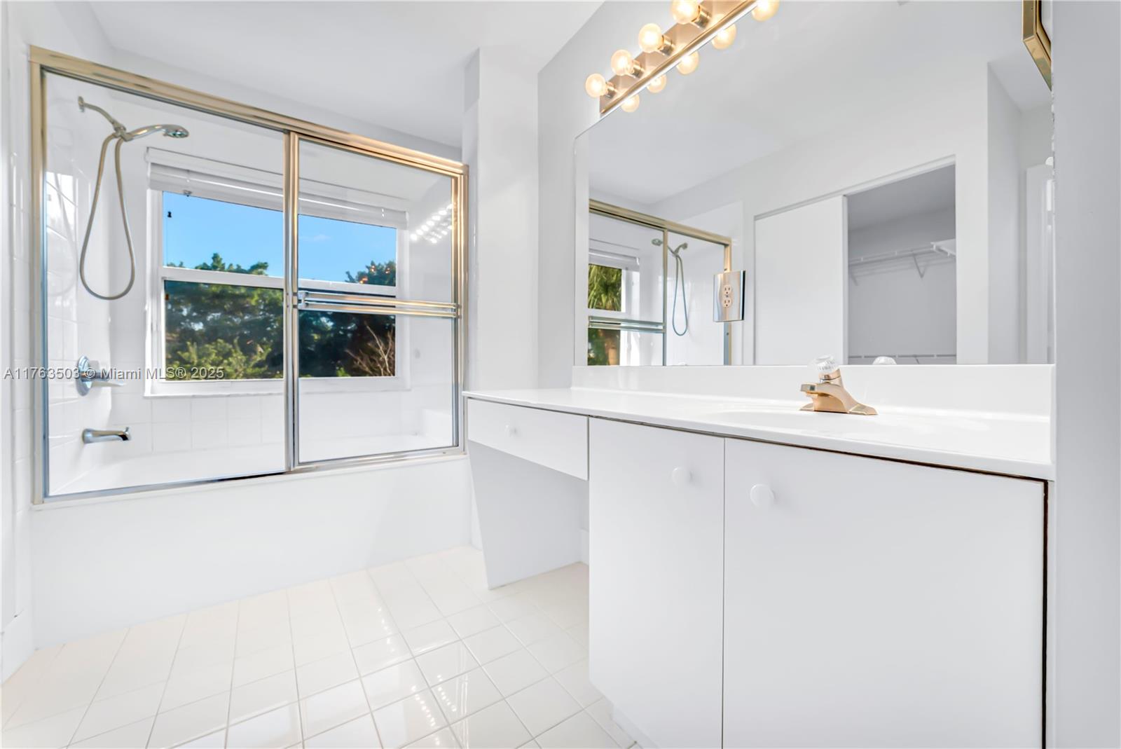 PEMBROKE SHORES - Residential