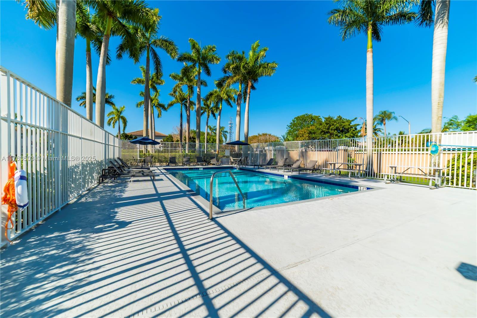 PEMBROKE SHORES - Residential