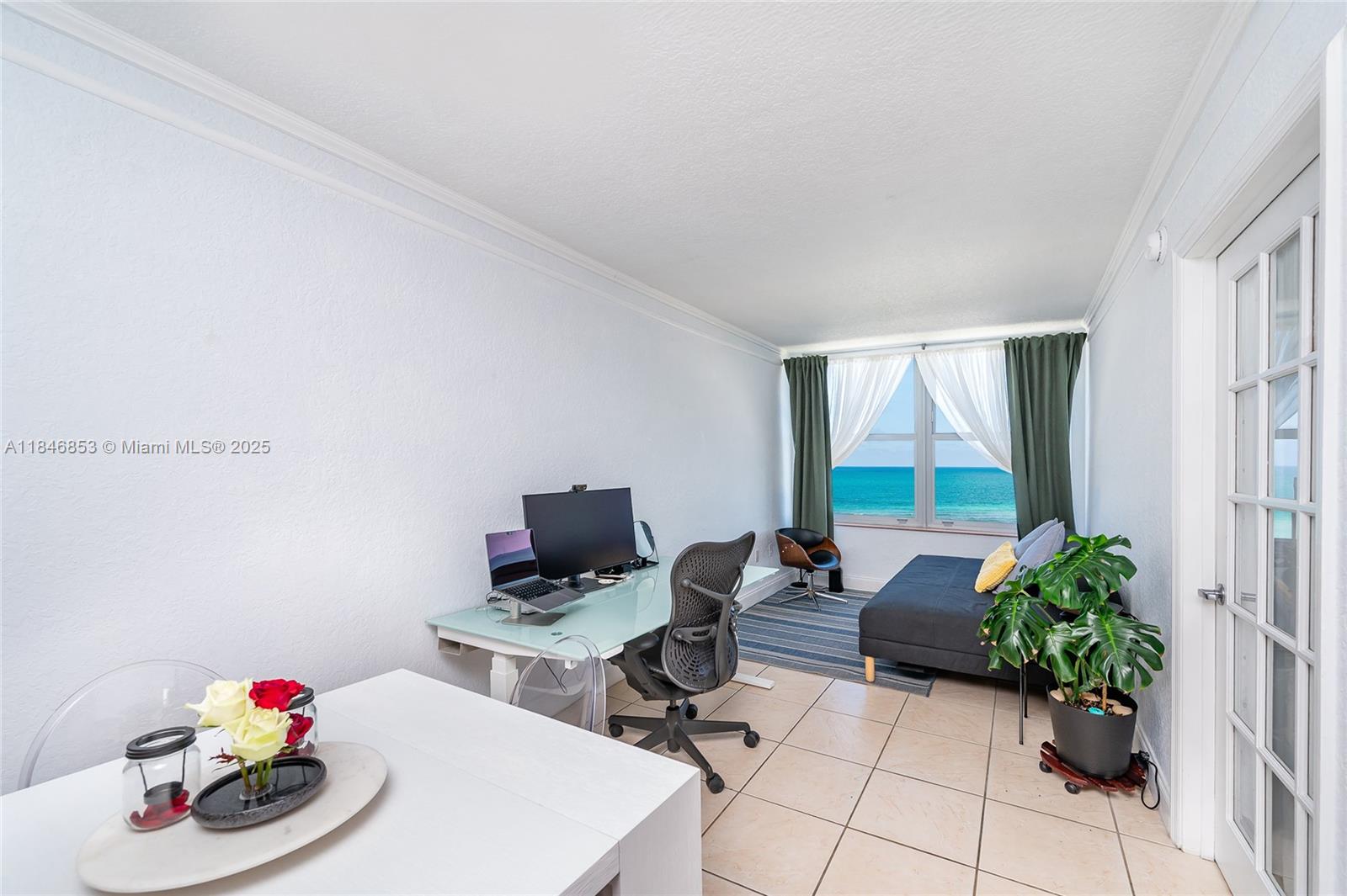 2899 Collins Ave 833