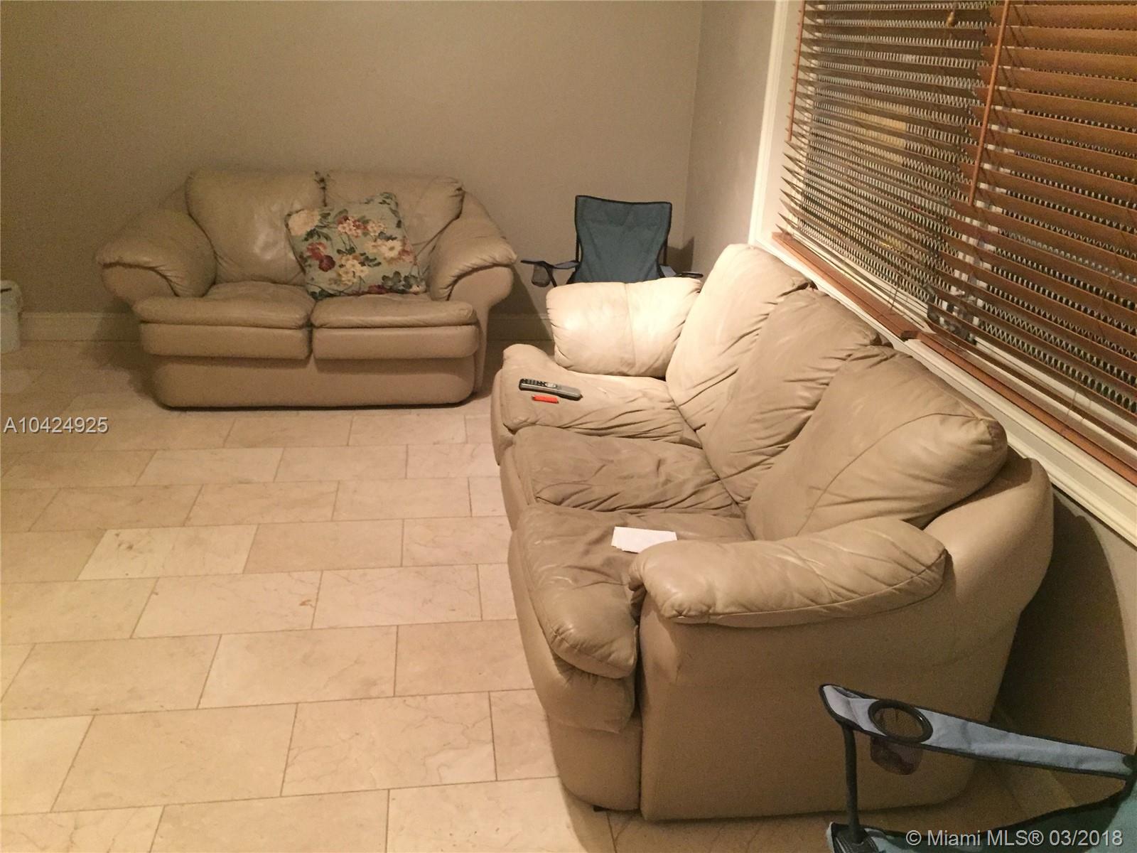 Gorgeous apt walking distance to the Beach. Minimum rent 6 months 1 day. No pets. Easy and fast approval. The only unit in the building with washer/dryer in unit. On lockbox. Easy to show.