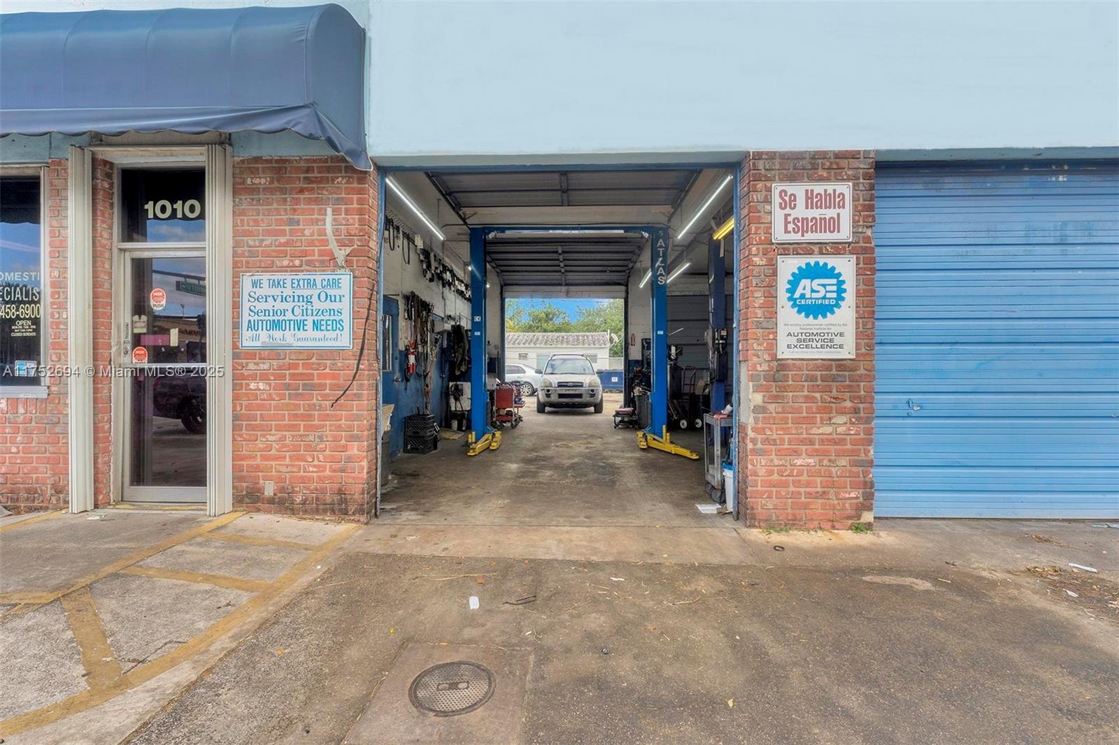 Main image without alt text