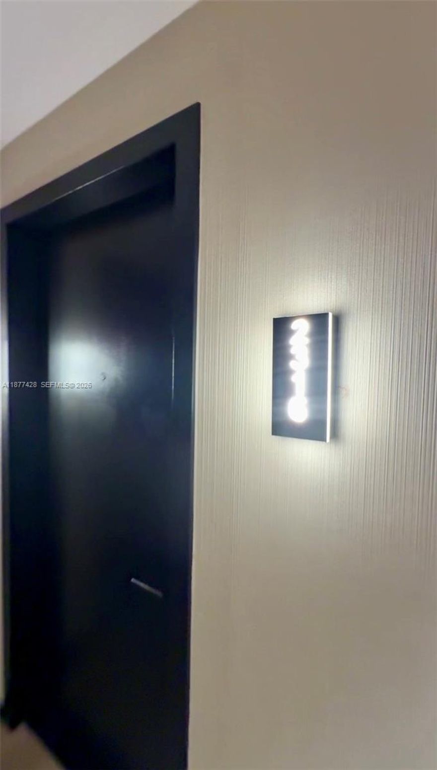 Fabulous Studio Hotel/Condo unit located in the heart of Downtown Miami. This unit features a full kitchen with all appliances, is completely furnished with modern furniture and flat screen TV. King size bed and pull out couch for extra room. Unbelievable East Miami Views of Miami Beach and Biscayne Bay. This Hotel Condo features a wrap around pool, two story gym, valet parking and so much more! Location offers easy access to Kaseya Center, Bayside Marketplace, All Major Roadways, Port of Miami, Public Parks and Public Transportation! Enjoy world-class amenities, stunning water vistas, and the flexibility of short or long-term rentals, an excellent investment opportunity with outstanding income potential. Don't miss it!