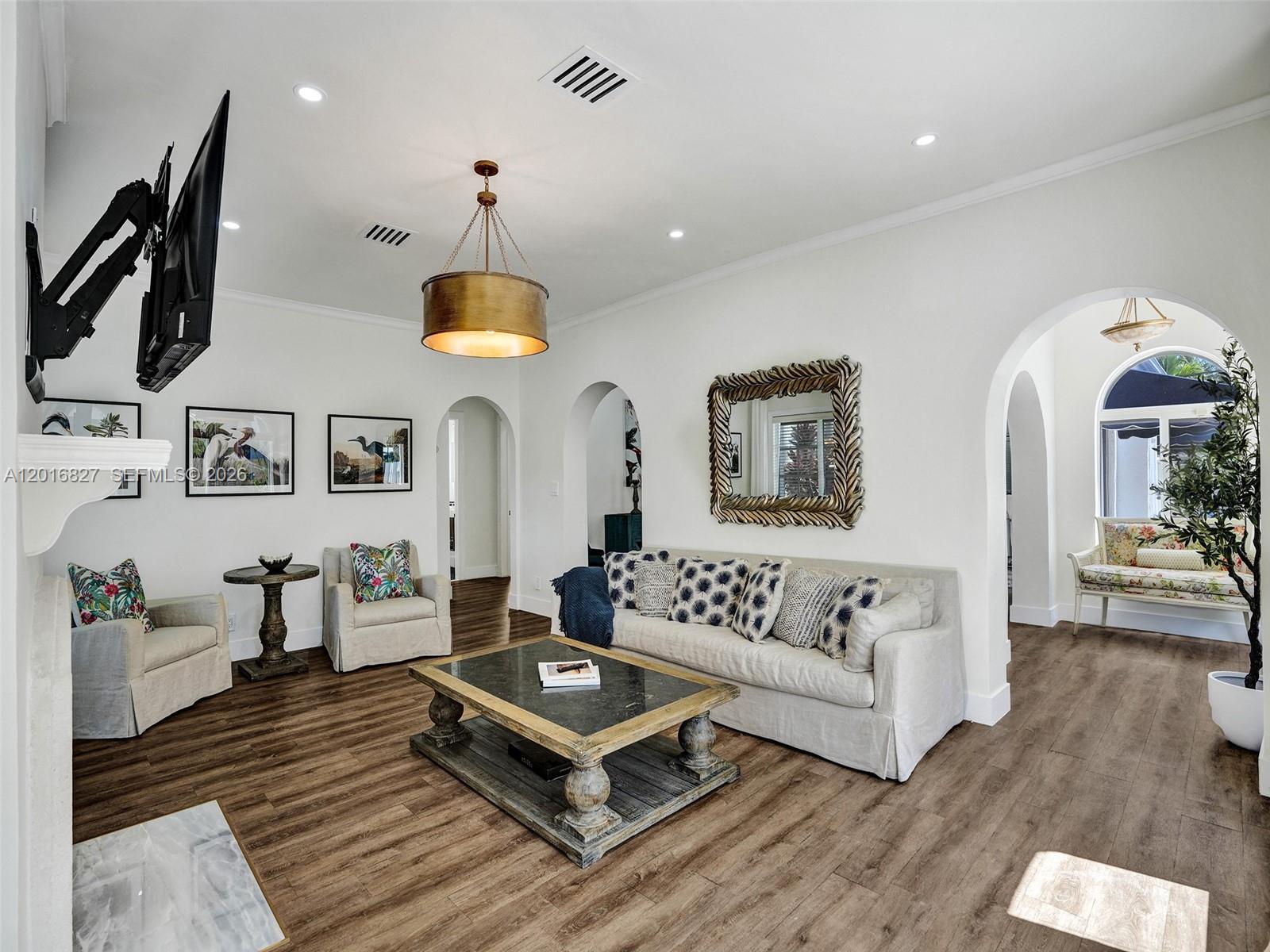HOLLYWOOD LAKES SECTION - Residential