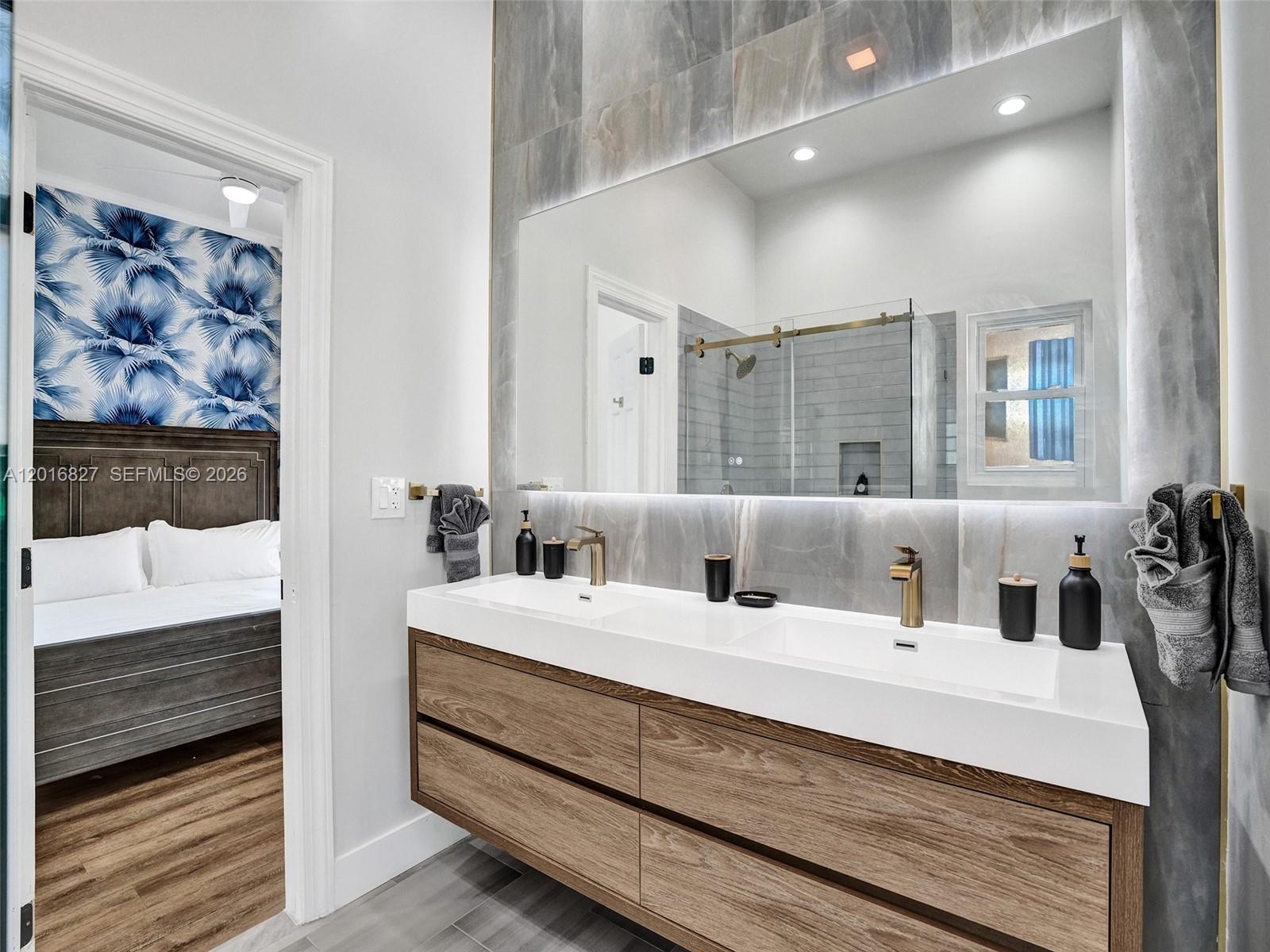 HOLLYWOOD LAKES SECTION - Residential