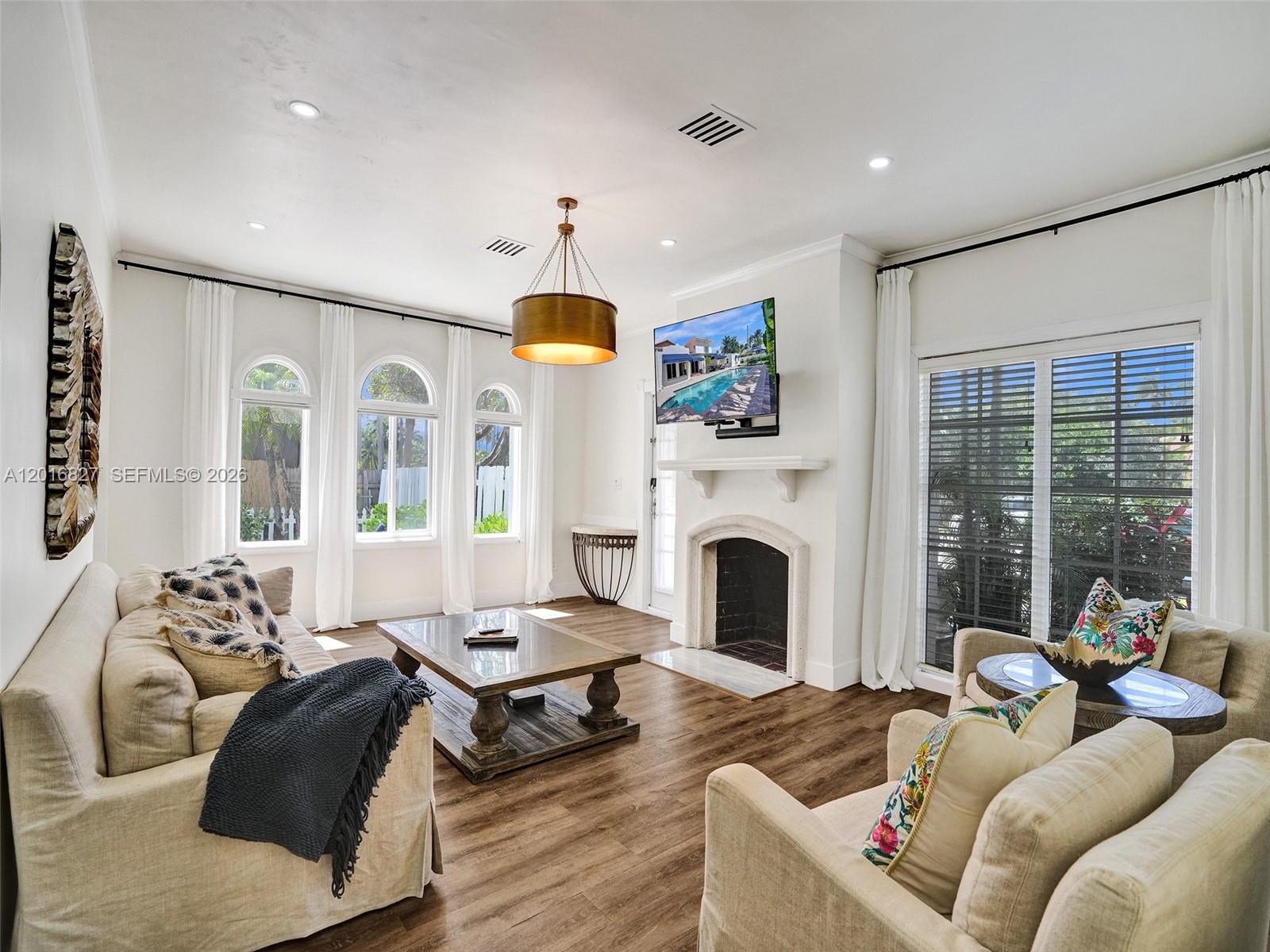 HOLLYWOOD LAKES SECTION - Residential