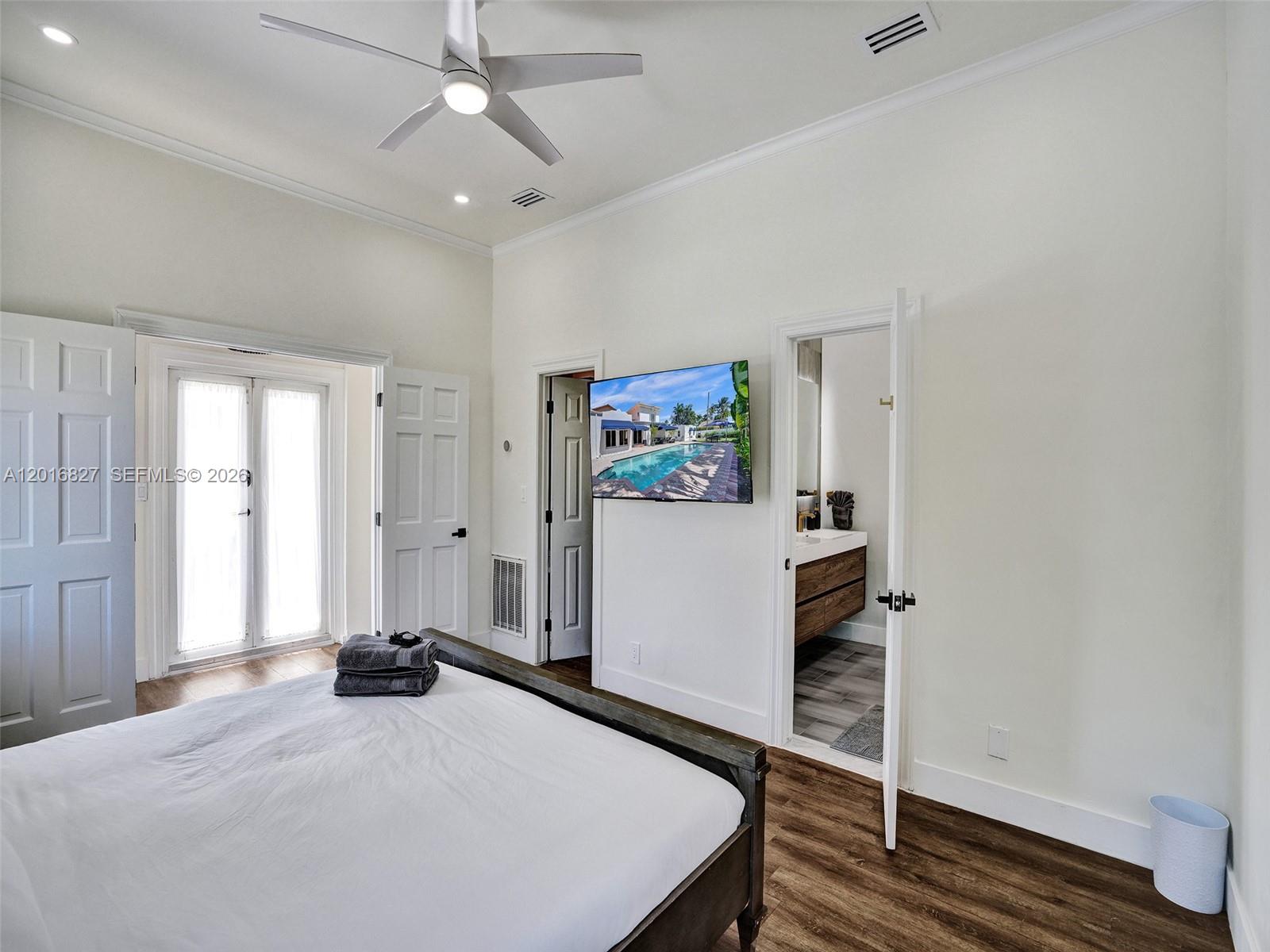 HOLLYWOOD LAKES SECTION - Residential