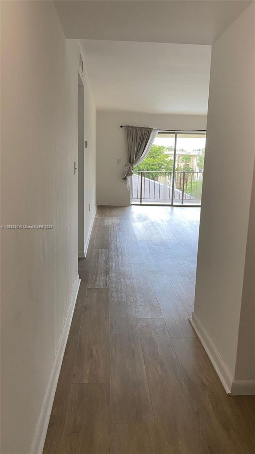 BEAUTIFUL 2 BED/ 2 FULL BATHS APARTMENT - RENOVATD - LAMINATED FLOORS - OPEN BALCONY FACING THE POOL- LOT OF AMENITIES - TENIS COURT - FITNESS CENTER - GATED COMMUNITY - 
CENTRAL LOCATION - CLOSE TO UNIVERSITY - EASY TO SHOW - 
GO AND TAKE A LOOK .......................

CALL OR TEXT LA 
THANK YOU FOR SHOWING!!!