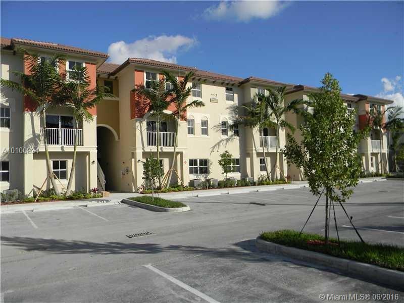 GROUND FLOOR UNIT IN ST. MORITZ 3/2 TILE IN MAIN AREAS. CARPET IN BEDROOMS. KITCHEN FEATURES STAINLESS STEEL APPLIANCES AND GRANITE COUNTERTOPS.