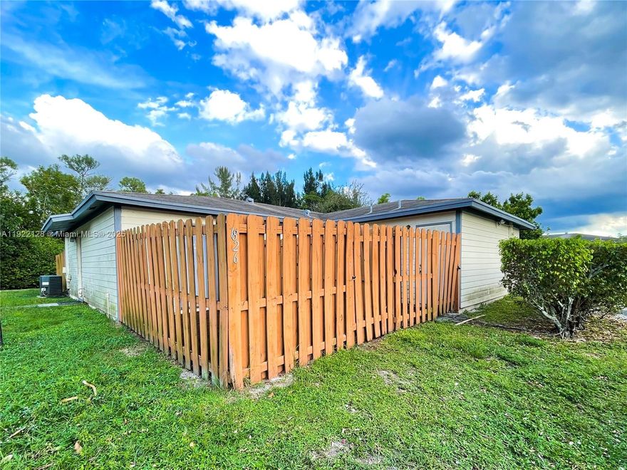 Beautiful & Spacious 1 bedroom Villa. Washer and dryer in unit. two enclosed Patios. Cable included in the rent. Water and Electricity to be paid by tenant. Centrally located in the heart of West Palm *700+ Credit Score*