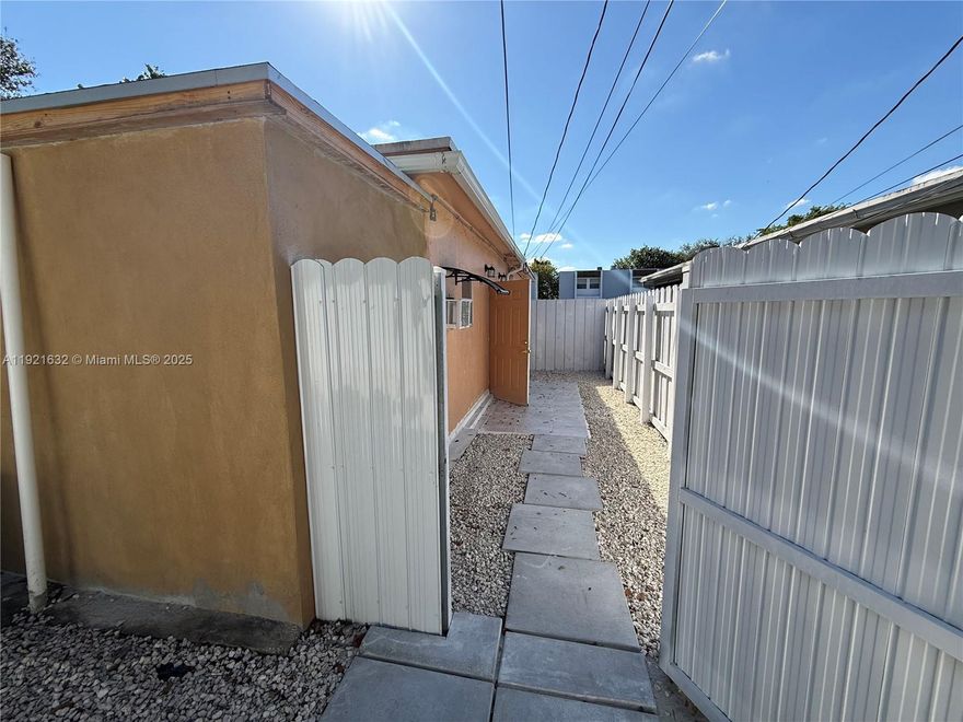 Fully renovated efficiency, kitchen whit stainless steel appliances. New remodeled bathroom with contemporary fixtures. Wood-style flooring, private entrance, and great natural lighting throughout. Move-in ready!