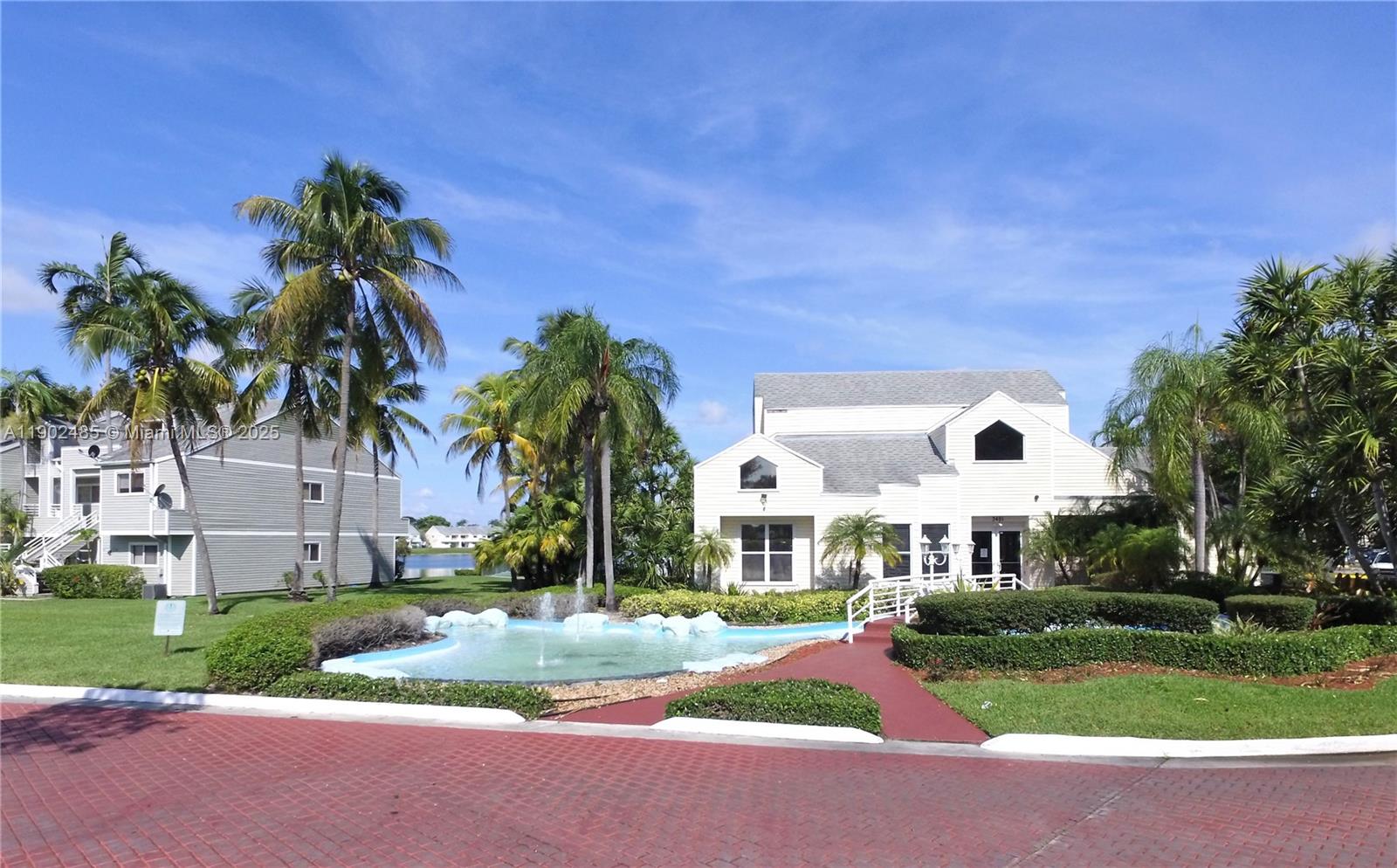 SUMMER LAKE - Residential