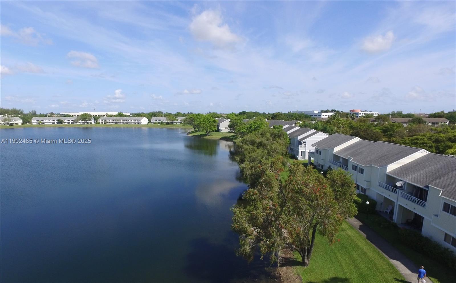 SUMMER LAKE - Residential