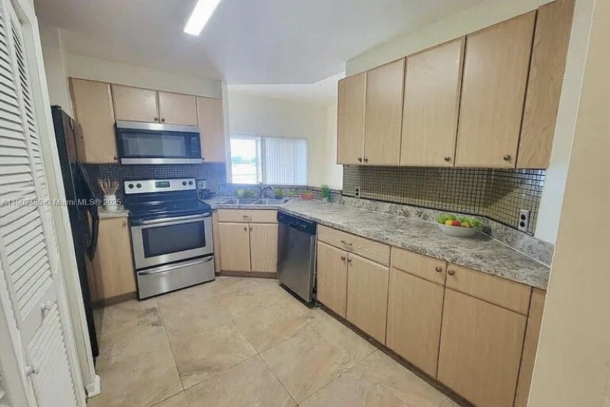 SUMMER LAKE - Residential